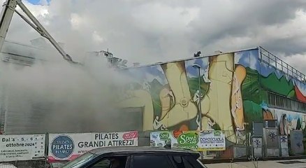 Fiamme in un capannone: allarme a Pergine