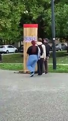 Des étudiants filmés en train d'arracher les affiches en hommage à Philippine