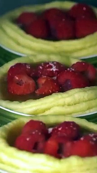 How to use simple lids for baking pans! Take ready-made puff pastry, jam and any fruits!  Simple and delicious!