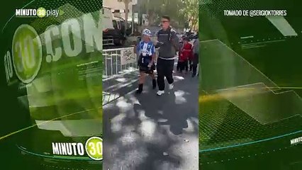 ¡A pie! Así fue la particular llegada de James Rodríguez al juego con el Rayo Vallecano