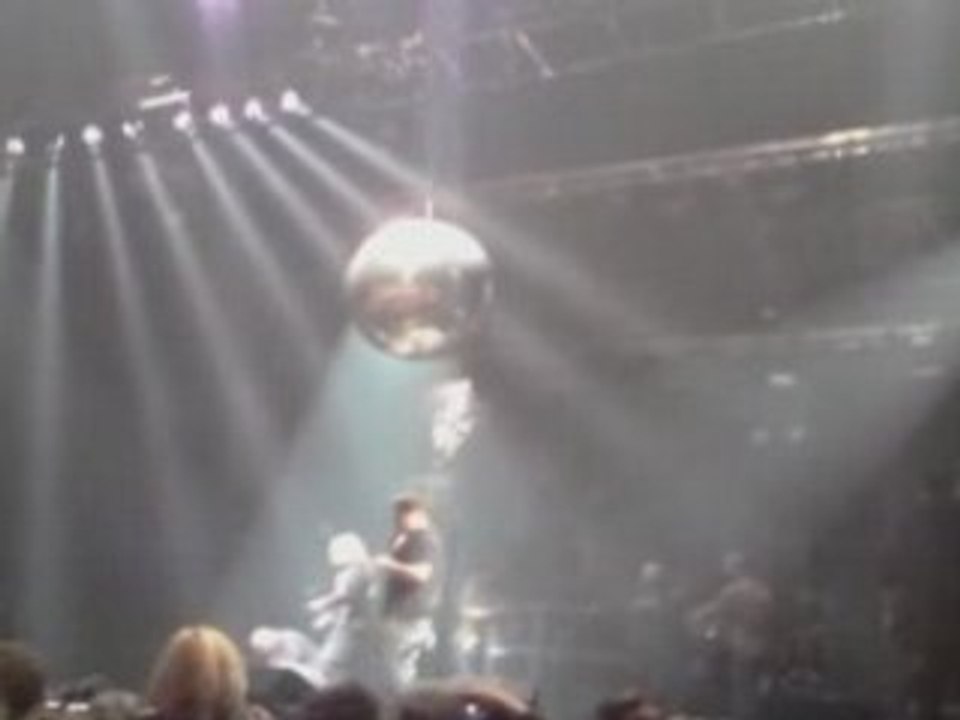 Boule_à_facettas_pdb2008