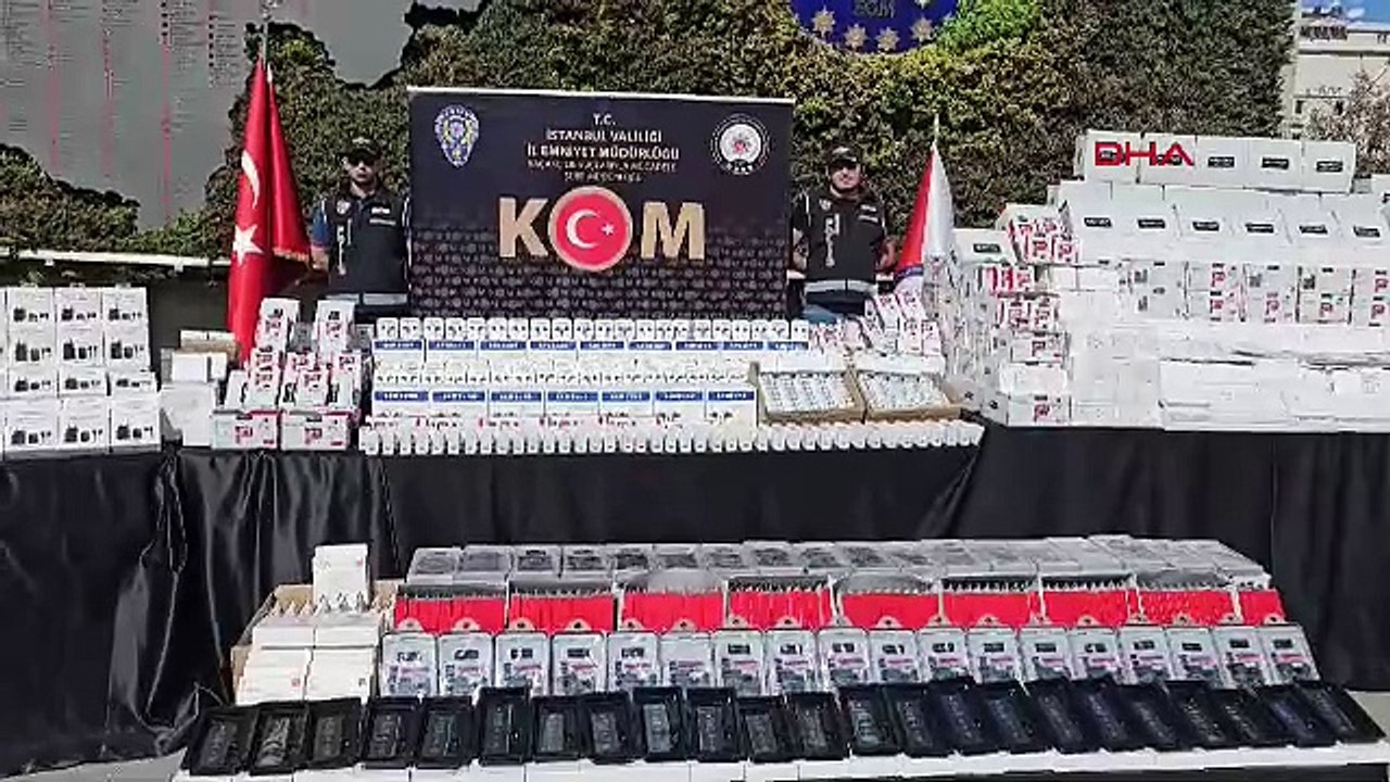 İstanbul- Zeytinburnu'nda 150 milyonluk kaçak telefon aksesuarı emniyette sergilendi