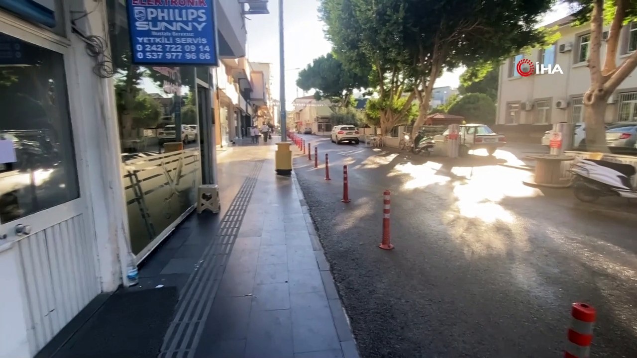 Antalya’da Sabah Dükkanını Açan Esnaf, Kapıya Konan Siftah Zarfıyla Şaşırdı