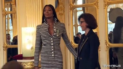 Naomi Campbell premiata a Parigi ma sospesa da ente benefico