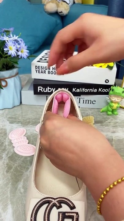 Anti-fall and anti-wear heel stickers