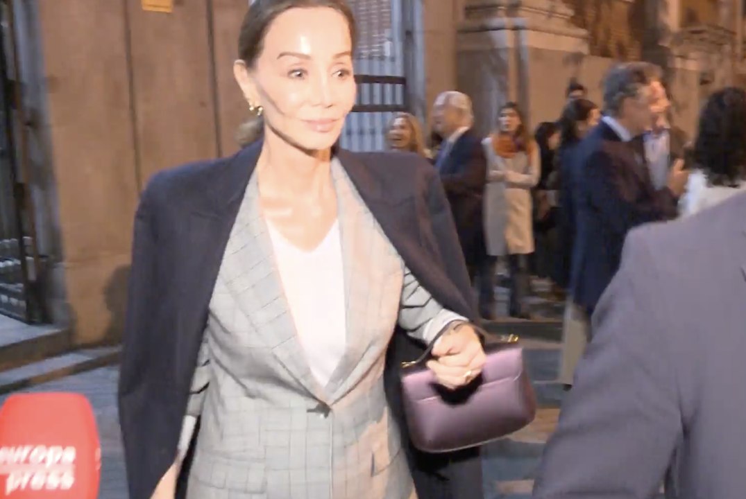 La respuesta de Isabel Preysler al preguntarle por las fotografías de Bárbara Rey y el rey Juan Carlos