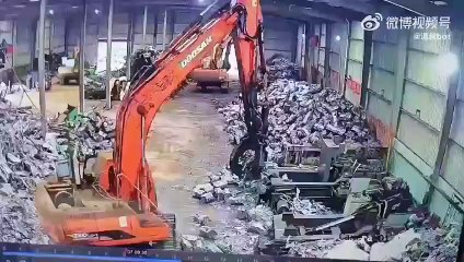 Imágenes fuertes: Operador es aplastado por una máquina compactadora de chatarra