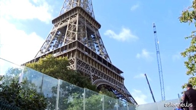 Addio Giochi, i cerchi olimpici staccati dalla Tour Eiffel