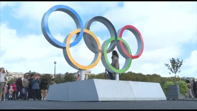 Addio Giochi, i cerchi olimpici staccati dalla Tour Eiffel