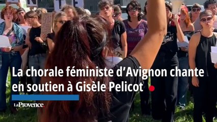 Une cinquantaine de membres de la chorale féministe d’Avignon chantent en soutien à Gisèle Pelicot