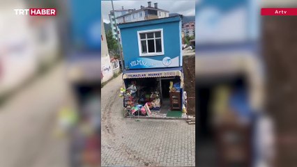 Tek katlı bina yaşlı adamın üzerine çöktü: O anlar kamerada