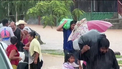 العاصفة الاستوائية جون تتسبب بسيول في الساحل الشرقي للمكسيك