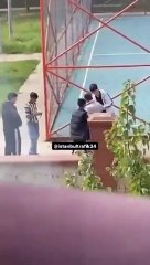 Çocuğun yolunu kesip boğazına bıçak dayadılar