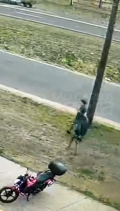 Câmera de segurança registra ação de assaltante que morreu em confronto com a PM