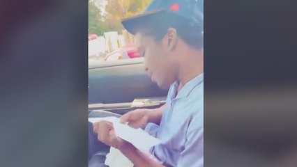 Un adolescente abre su primera paga del McDonald's y su reacción al conocer la cifra final derrite medio Internet