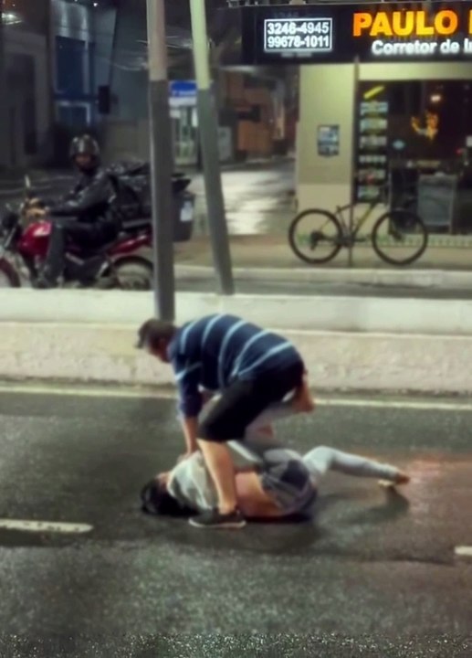Cena de pancadaria entre casal para avenida em Balneário Camboriú