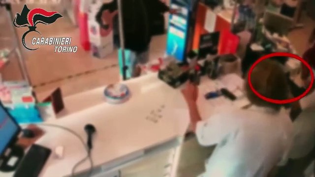 Colpi a raffica in farmacia, i tatuaggi incastrano il rapinatore