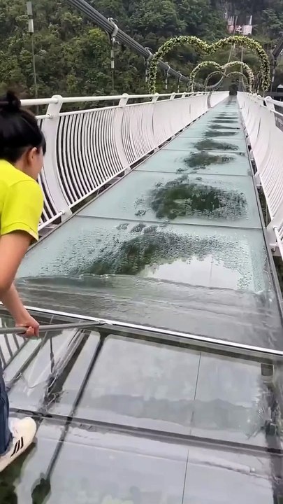 Clean the glass bridge
