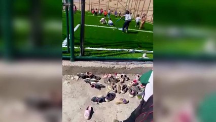 Halı saha kirlenmesin diye ayakkabılarını çıkaran çocukların görüntüsü yürekleri ısıttı