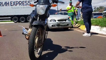 Carro e moto se envolvem em colisão no Trevo da Portal e motociclista fica ferido