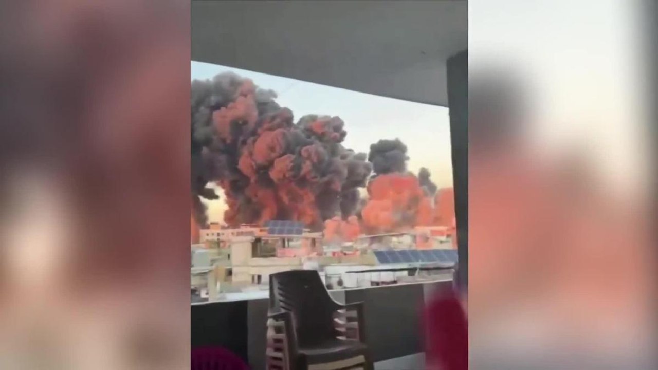 Le immagini dei massicci bombardamenti israeliani su Beirut