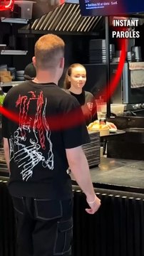 Ce client tremble en mangeant au restaurant puis reçoit le précieux soutien de la serveuse