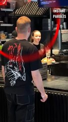 Ce client tremble en mangeant au restaurant puis reçoit le précieux soutien de la serveuse