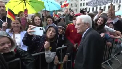 Mattarella fra la folla alla porta di Brandeburgo a Berlino