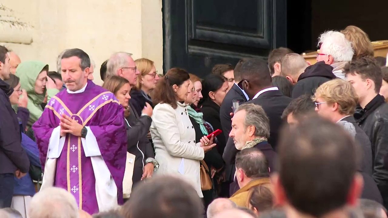 Obsèques de Philippine 2.800 personnes réunies à Versailles Vidéo