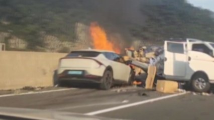 대전통영고속도로 3중 추돌 사고...5명 이송 / YTN