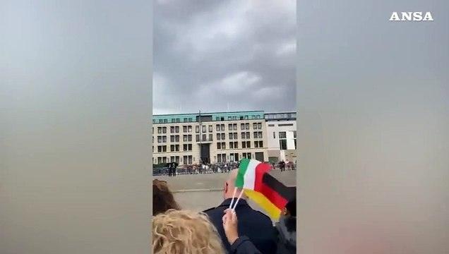 Berlino, Inno di Mameli per Mattarella alla Porta di Brandeburgo