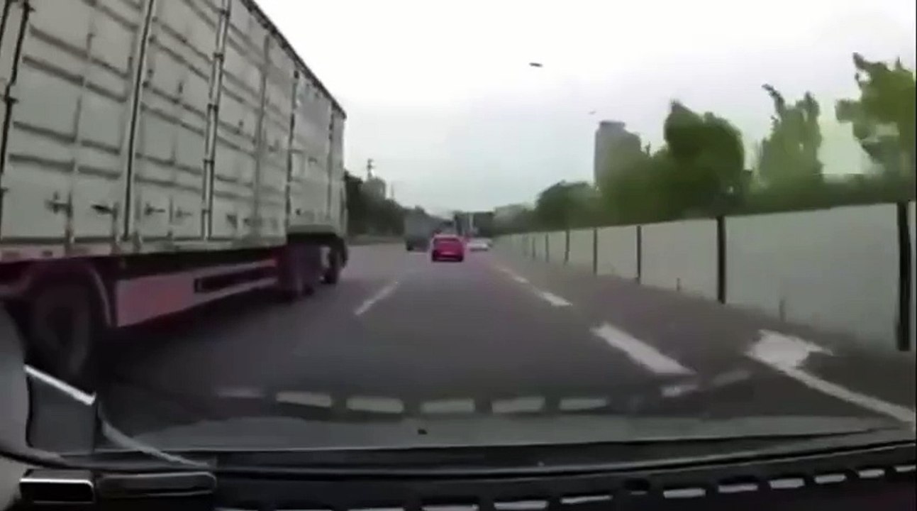 Esplode una fogna e il liquame invade le auto