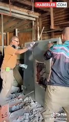 Açık arttırmadan satın aldığı kasanın içinden çıkan şeyler yüzünden polisi aramak zorunda kaldı