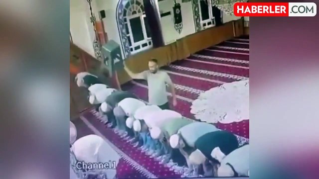 Camide bir garip olay! Namaz kıldıran imama tabureyle saldırdı
