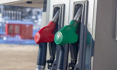 الكويت تفرض رسومًا إضافية على وقود للوافدين