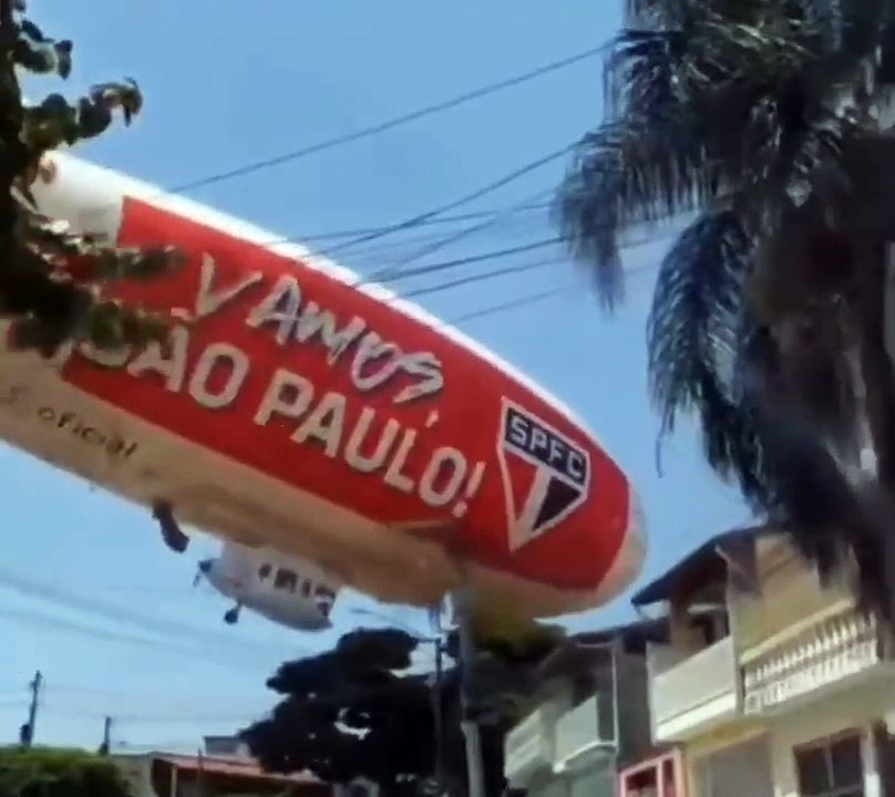 Un ballon dirigeable publicitaire s'écrase en pleine ville