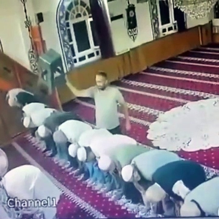 imama saldıran adamı cemaat etkisileştirdi