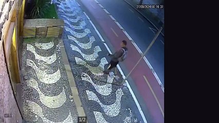 Homem quebra porta de vidro de loja em São Vicente, rouba itens e foge; Veja o vídeo