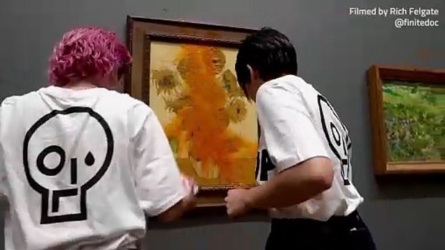 Condenan a dos años de prisión a activistas que tiraron sopa a un cuadro de Van Gogh