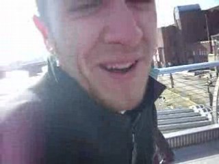 Lolo sur le pont du Millénium de Londres