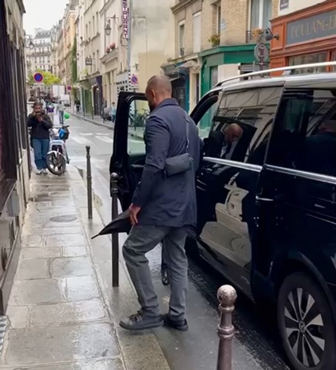 Hôtel de luxe, cigarettes, spa... Naomi Campbell accusée d'avoir dilapidé l'argent de son association caritative Fashion for Relief : elle nous zappe. #naomicampbell