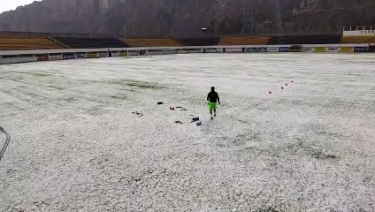 Granizada irrumpe en pleno entrenamiento de la Selección nacional en La Paz