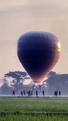 Un Gran Globo Aerostático no tripulado explota y hiere a 4 personas - Ponorogo, Indonesia