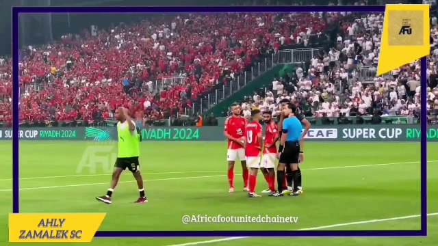 #SupercoupeCAF : Scénario totalement inédit.. Les joueurs du #ZamalekSC ⚪ décident de se retirer après un penalty accordé à #AlAhly avant de revenir sur le terrain quelques minutes plus tard