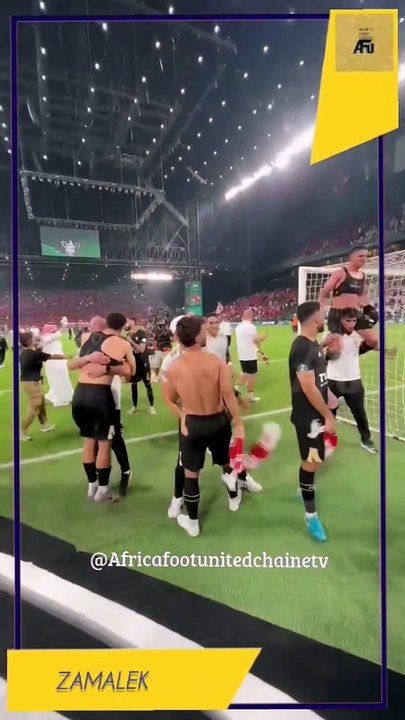 #SupercoupeCAF : Les joueurs du #ZamalekSC  ⚪ célèbrent leur victoire avec les supporters présents au stade Kingdom Arena en Arabie Saoudite ⚽