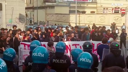 Valditara a Torino, la protesta di un gruppo di studenti