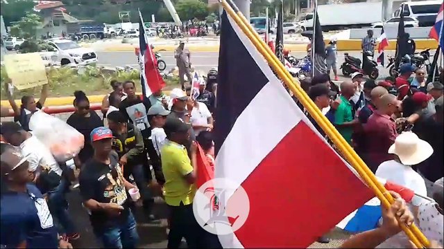 Decenas de personas de la Antigua Orden Dominicana se preparan para marchar al Palacio Nacional