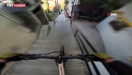 Uludağ'ın eteklerindeki 225 basamaklı en dik merdivenlerden bisikletiyle indi