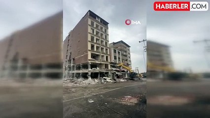 8 Katlı Bina Kontrollü Olarak Yıkıldı