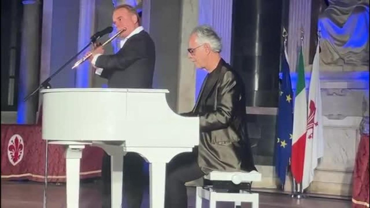 Andrea Bocelli emoziona Palazzo Vecchio con la sua esibizione al piano (senza cantare)